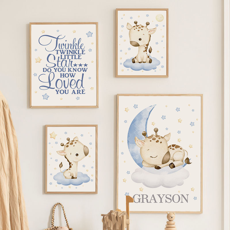 Baby Nursery Giraffe - ยีราฟน่ารัก ดวงจันทร์ เมฆ ดาว การ์ตูน โปสเตอร์และภาพพิมพ์สไตล์นอร์ดิก