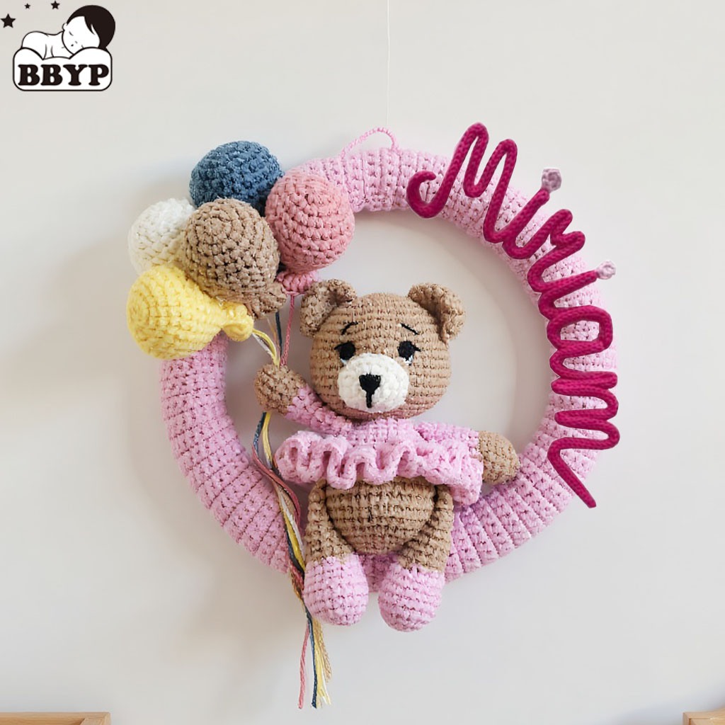 Baby Nursery Products - พวงหรีดชื่อถักโครเชต์แบบสั่งทำพร้อมหมีและลูกโป่ง ของตกแต่งผนังห้องเด็กอ่อน ของขวัญทำมือสำหรับเด็กแรกเกิด ของขวัญสำหรับงานเลี้ยงฉลองทารก